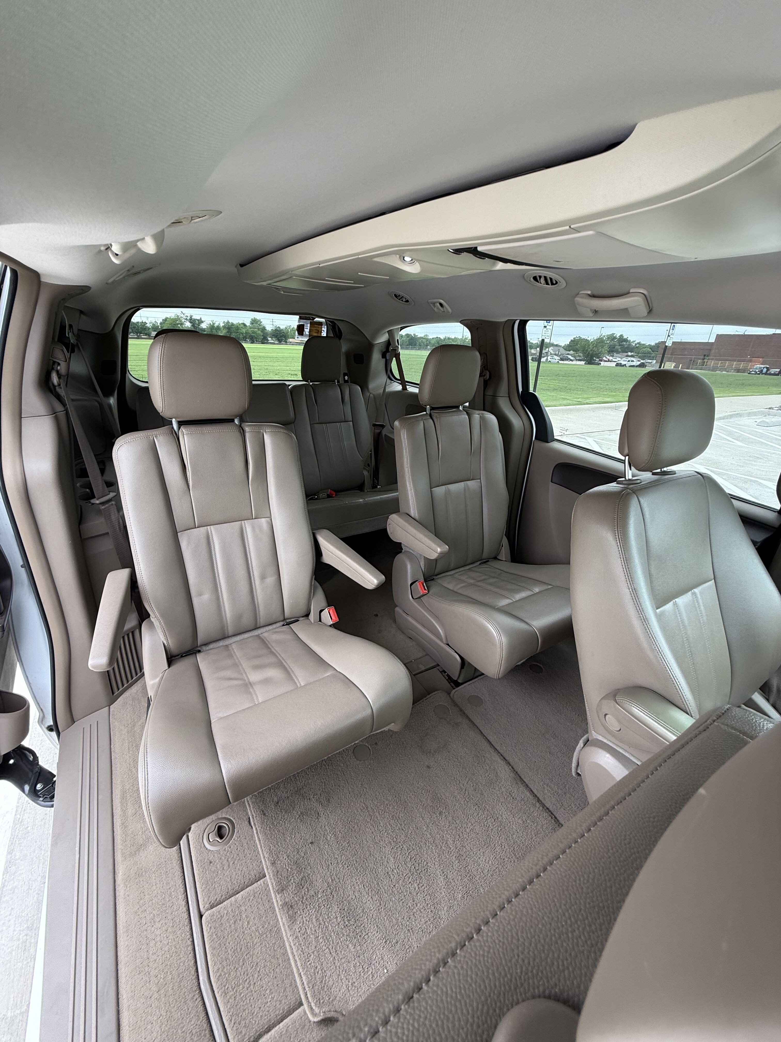 2014 CHRYSLER Town and Country photo 2